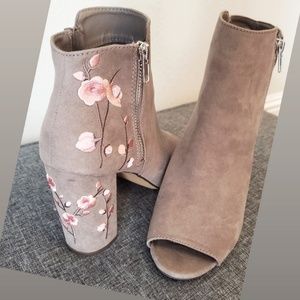 🖤CANDIES Floral Taupe Limo Peep Toe Ankle Boots🖤